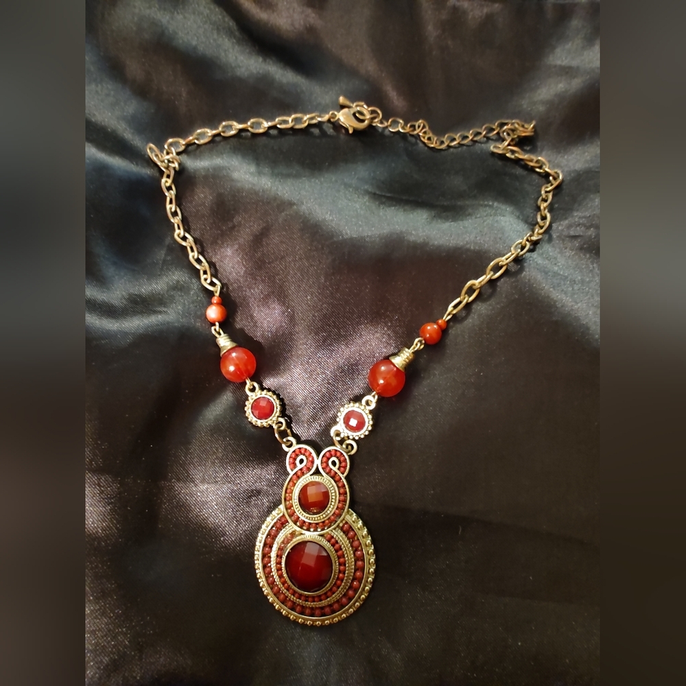 📿 Vintage Red and Gold Tone Pendant Necklace